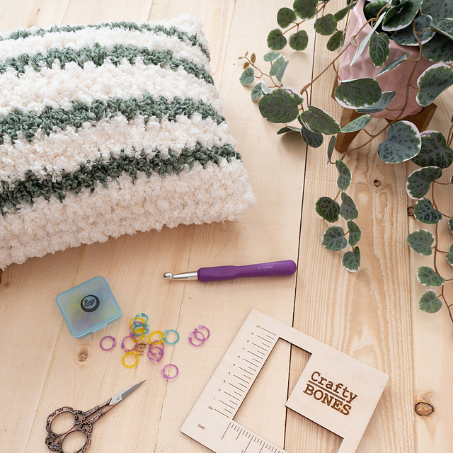 Ravelry: Ivy Pillow pattern by Leanna Haughian
