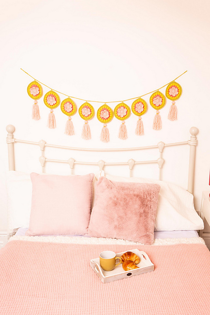 Daisy Blossom Garland