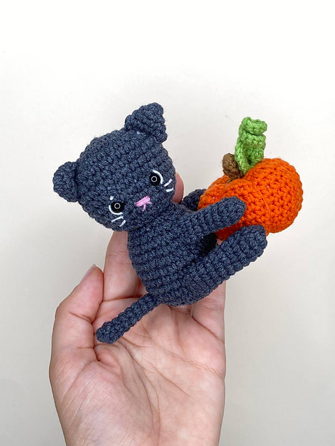 Halloween black cat with the pumpkin