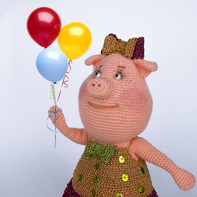 Miss Gruntie pig amigurumi toy