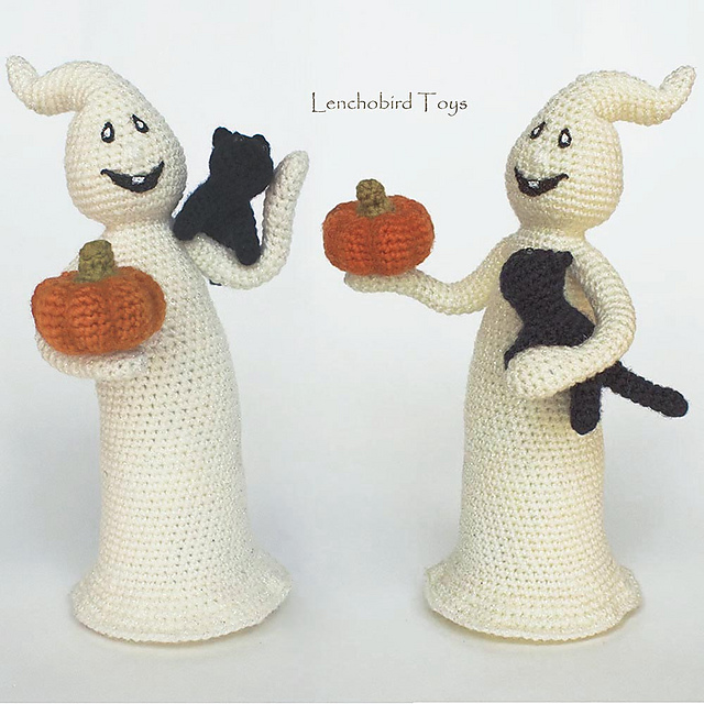 Amigurumi shimmering halloween ghost with a cat