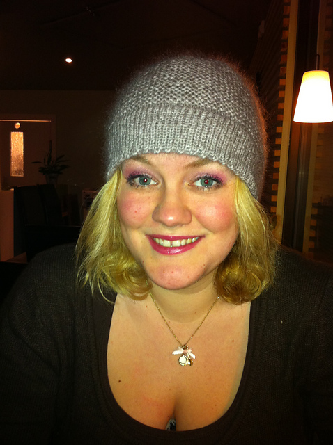 Dagmar Angorahue med fast kant