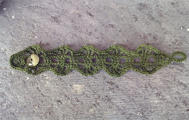 Curly lace bracelet