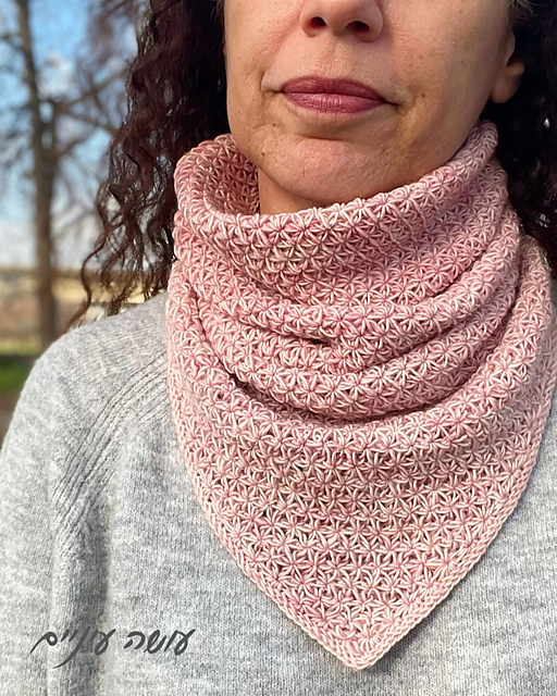 Stars textured triangle cowl