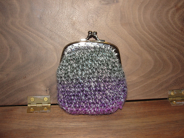 Coin purse with a kiss clasp