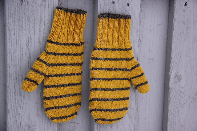Light Stripe Mitten