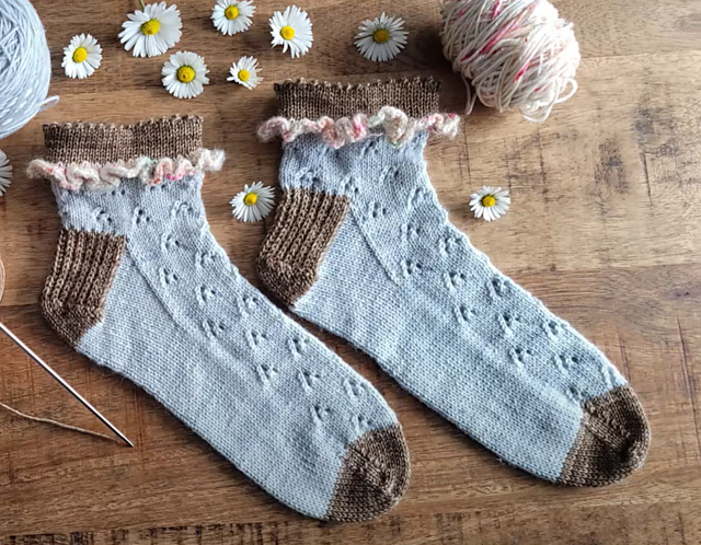 Ravelry: Chaussettes Pâquerettes pattern by Stéphanie L