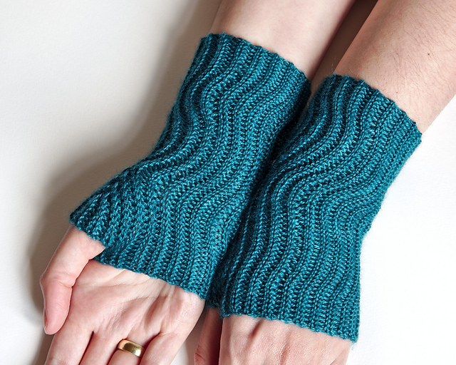 Ravelry: Jazz mittens pattern by Tanja Osswald