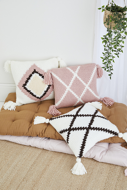 10617 Diamond Tassel Cushions