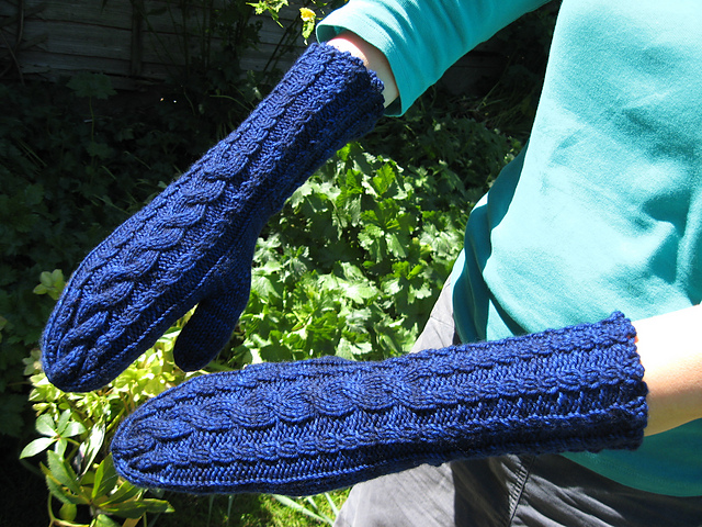 Cable / twisted rib mittens
