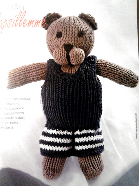 Nalle ja housut tai mekko