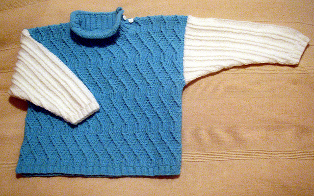 90392 Strukturstickad tröja