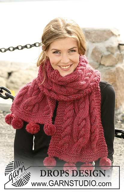 104-42 Scarf with cable pattern