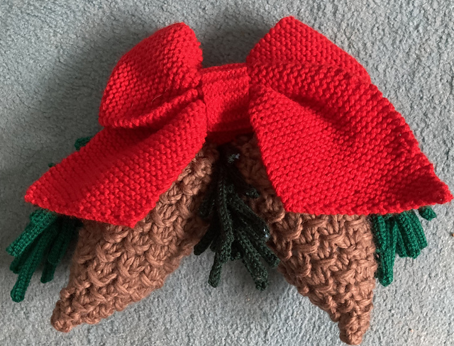Winter Christmas pinecone & bow door decoration