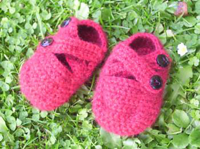 Crossover baby shoes