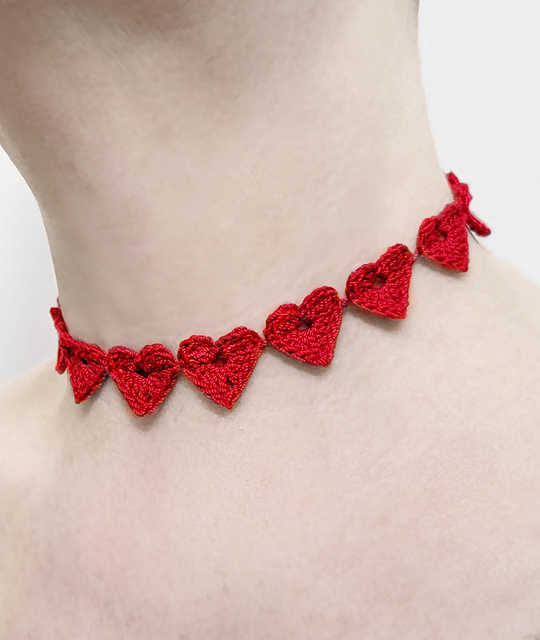 Circle of Hearts Choker