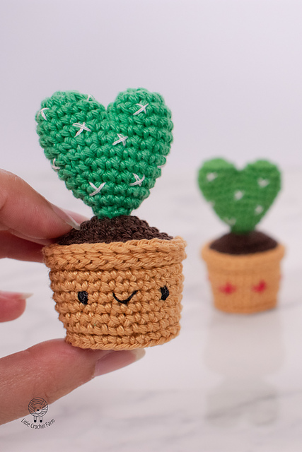 Ravelry: Amigurumi Cactus with a heart shape pattern by Ana Carolina  Figueiredo