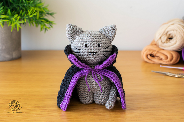 Cat Dracula amigurumi
