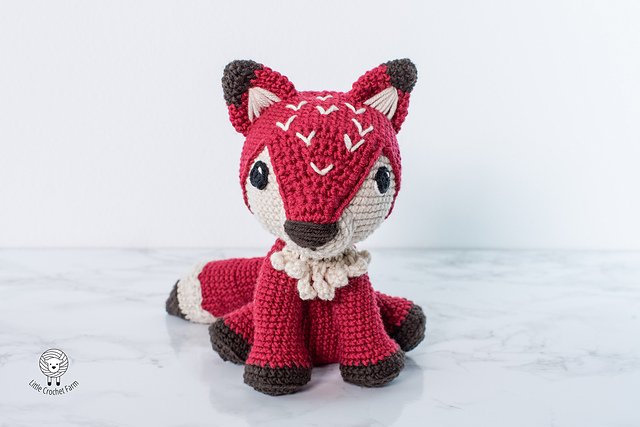Sitting fox amigurumi