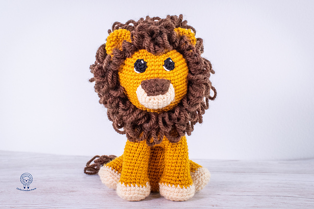 Sitting Lion amigurumi