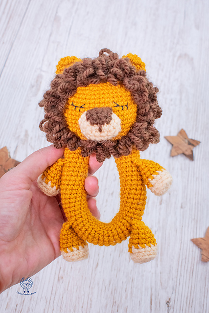 Baby Lion amigurumi rattle