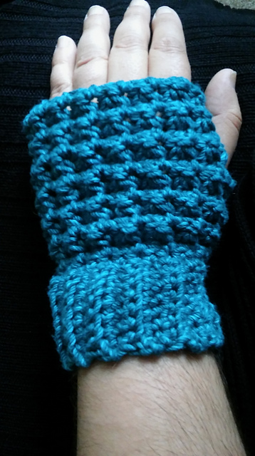 Trinity Stitch Wristers