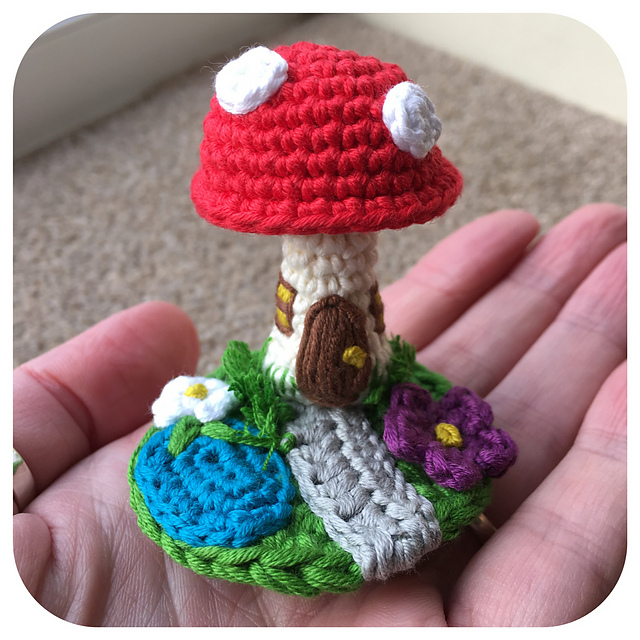 Toadstool Fairy House & Garden