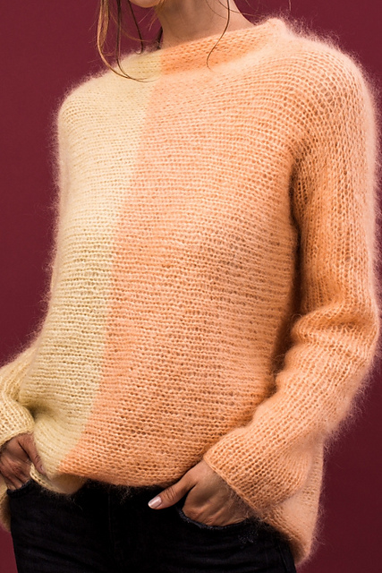 Zweifarbiger Pullover quergestrickt