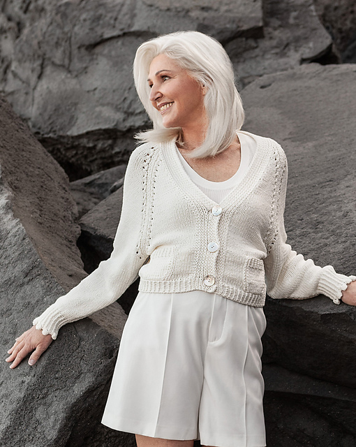 # 25 Raglanjacke mit Lochmuster