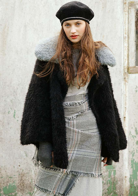 # 16 Schwarze Plüschjacke