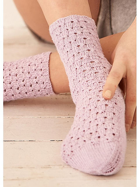 # 04 Socken mit einfachem Lochmuster