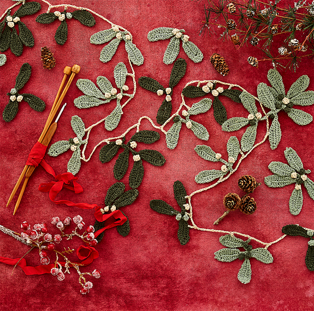 Loop Mistletoe Garland