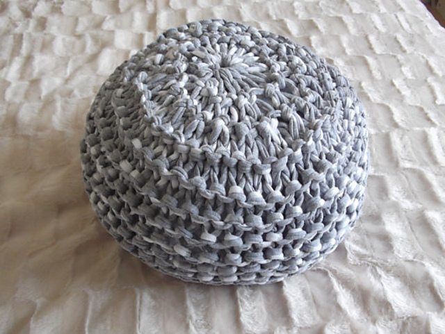 T -Shirt yarn floor cushion / pouf