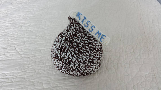 Kiss Me Newborn Hat crochet pattern by Loopsy Crochet Patterns