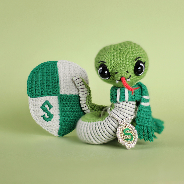 Ravelry Snake Slytherin Mascot pattern by Angelina Taranina