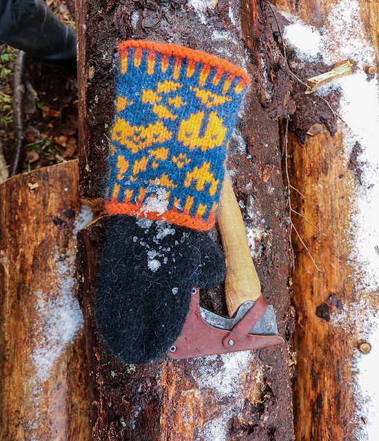 Akilak long mittens