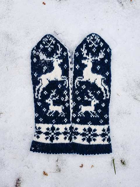 Snow deer mittens