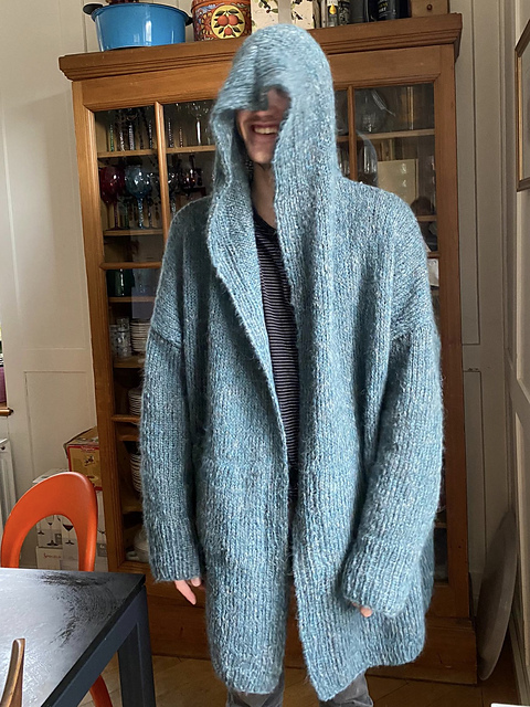 # 01 Kapuzenmantel mit eingestrickten Taschen