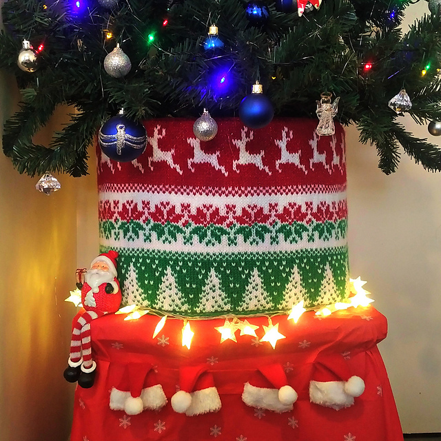 Christmas Sparkle tree skirt