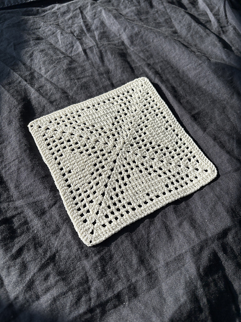 Ravelry: Filet crochet Granny square (Heart) pattern by Loveyluffy by Emi