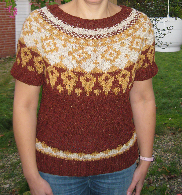 # 23 Tweedpulli mit Rundpasse und Jacquardbordüren