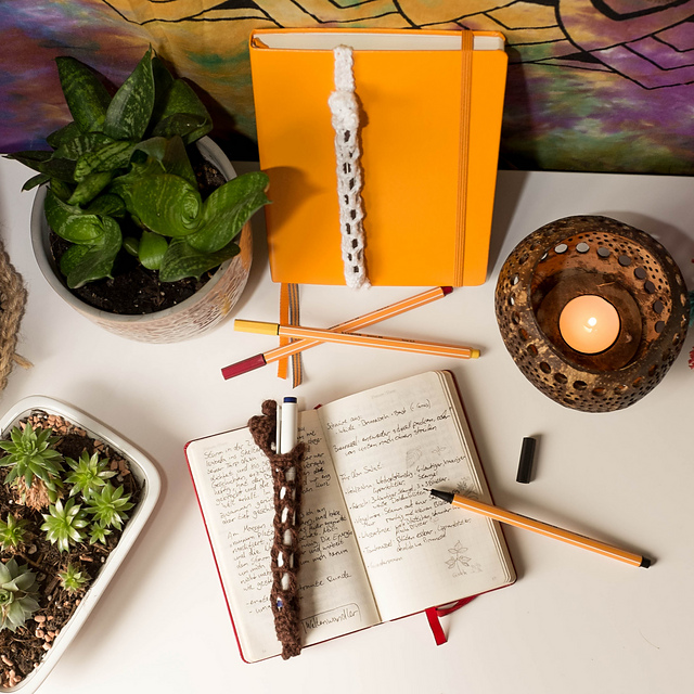 Phemia - Journal Pen Holder
