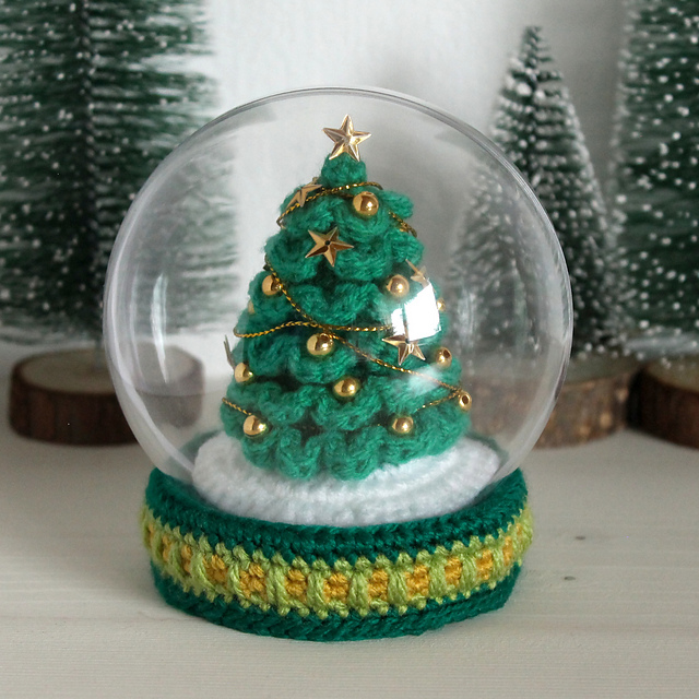 Christmas tree snow globe