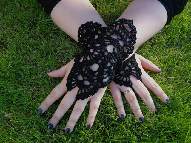 Skull fingerless gloves
