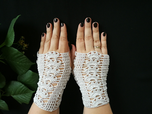 Fingerless floral gloves