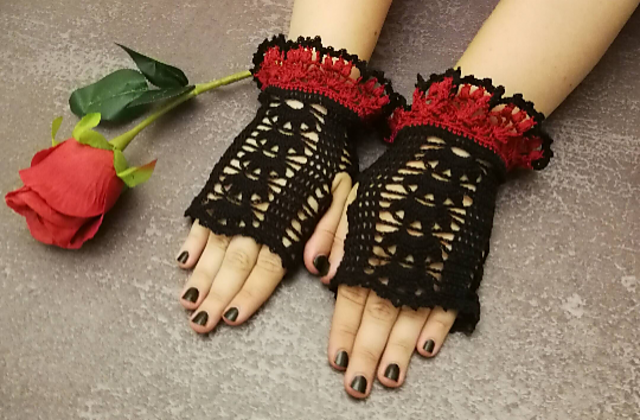 Floral gloves with frills