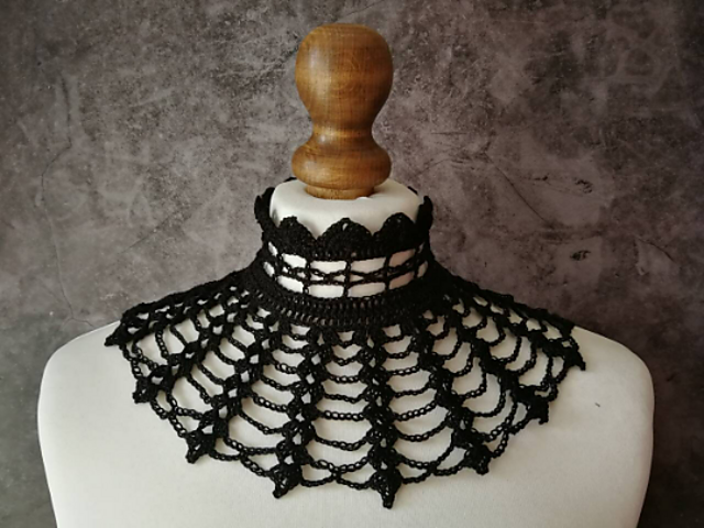 White shell collar