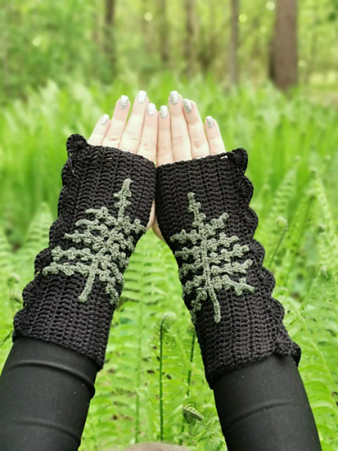 Arm warmers with fern applique