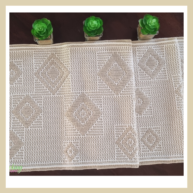 Ravelry: Scattered Diamonds Table Runner pattern by Lynne Adriaanse