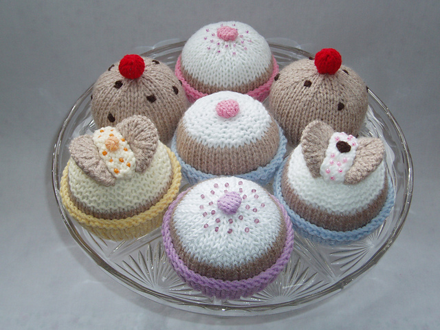 Knitted cakes and currant buns